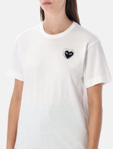 T-shirt bianca con cuore e cristalli di Comme des Garçons Play - | Spazio Pritelli