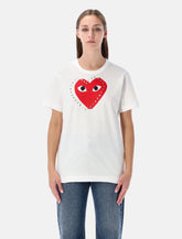 T-shirt bianca con cuore rosso e borchie di Comme des Garçons Play - | Spazio Pritelli
