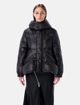 Piumino corto nero imbottito con cappuccio di Sacai - | Spazio Pritelli