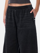 Pantaloni ampi in denim nero elasticizzato di Alexander Wang - | Spazio Pritelli