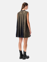 Abito corto con retro plissé in contrasto di Sacai - | Spazio Pritelli