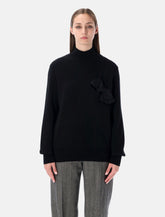 Maglia nera in misto cashmere con fiori applicati di Ferragamo -  | Spazio Pritelli