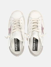 Sneakers da donna Golden Goose Super-Star in nappa bianca con stella rosa metallizzata - | Spazio Pritelli