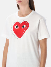 T-shirt bianca con cuore rosso e borchie di Comme des Garçons Play -  | Spazio Pritelli