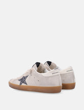 Sneakers Super-Star Scamosciate con stella Glitter di Golden Goose -  | Spazio Pritelli